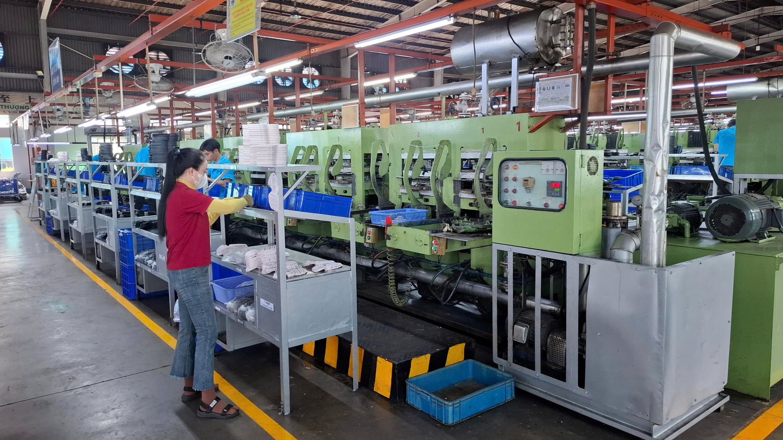 Giải Pháp Gia Nhiệt Cảm Ứng Tiết Kiệm 40% Điện Năng Cho Nhà Máy Dệt May & Giày Dép